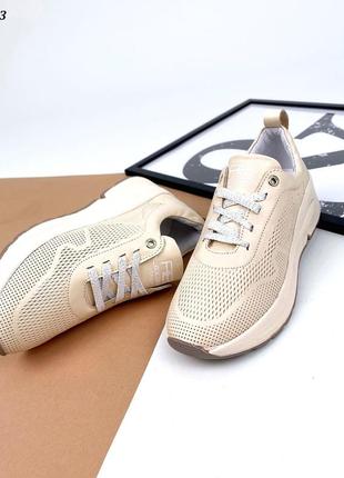 Шкіряні кросівки перфорація