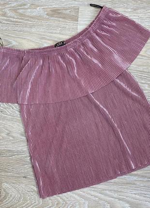 Жіночий рожевий топ з баскою / рюшею з відкритими плечима