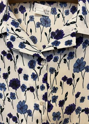 Очень красивая и стильная брендовая блузка в цветах.