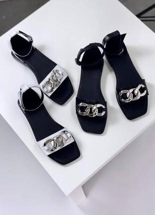 Трендові босоніжки