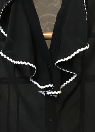 Очень красивая и стильная брендовая блузка чёрного цвета с рюшами 20.5 фото