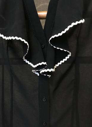 Очень красивая и стильная брендовая блузка чёрного цвета с рюшами 20.3 фото