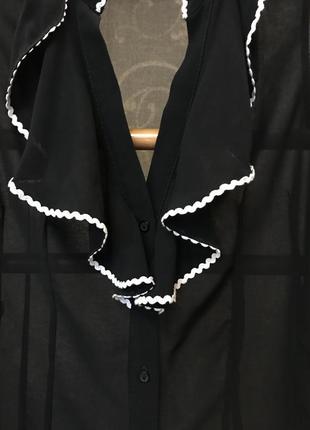 Очень красивая и стильная брендовая блузка чёрного цвета с рюшами 20.8 фото