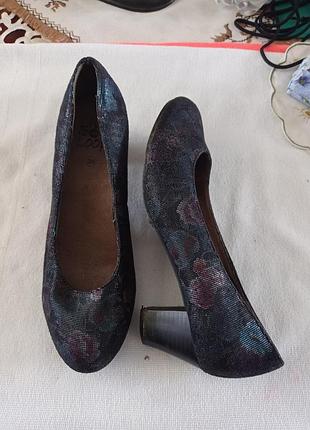 Туфлі.