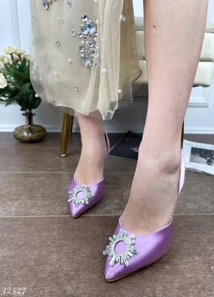Босоножки на каблуке с камнями на носке украшением лиловые3 фото