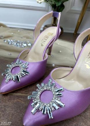 Босоножки на каблуке с камнями на носке украшением лиловые2 фото