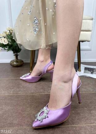 Босоножки на каблуке с камнями на носке украшением лиловые1 фото