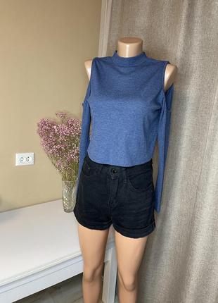 Синя кофтинка в рубчик з відкритими плечима