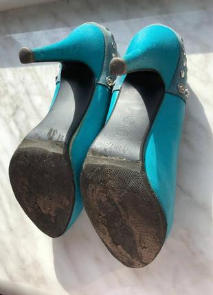 Бирюзовые туфли на каблуке с заклепками6 фото