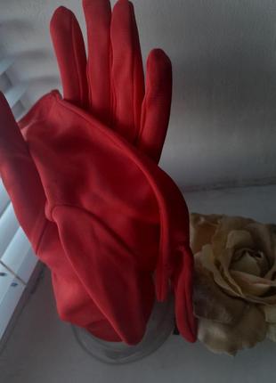 Алые перчатки