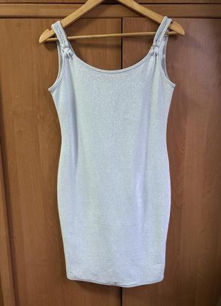 Сукня облягає