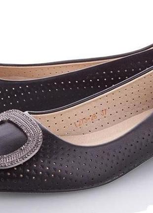 Жіночі шикарні туфлі балетки перфоровані, чорні з брошкою, розміри 37,38,39