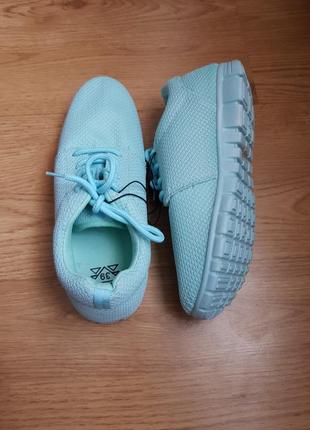 Новые легкие кроссовки