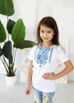 Вышитая футболка с узорами для девочки