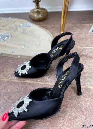Босоножки с украшением на носке