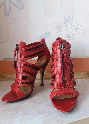 Шкіряні босоніжки на шпильці