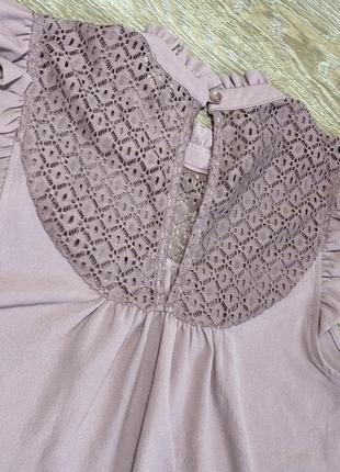 Пудрова блуза з мереживом жіноча4 фото