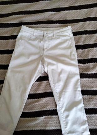 Белые джинсы скини