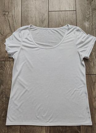 Біла базова футболка