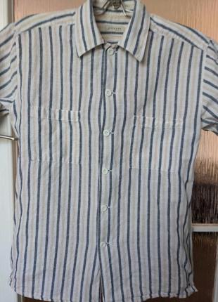 Лляна сорочка від іменитого бренду.