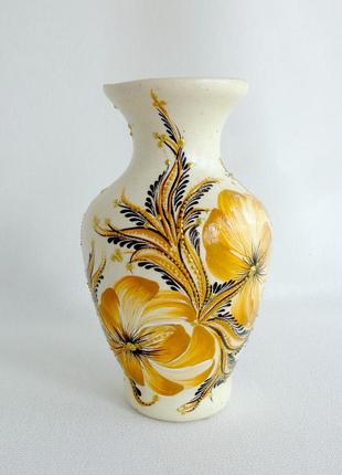 Ваза маленькая кремовая керамическая декоративная с авторской росписью "желтые хризантемы"1 фото
