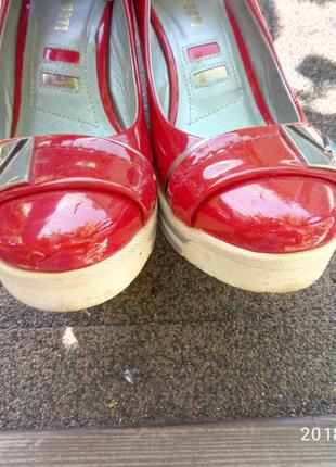 Туфли женские кожаные лаковые красные на платформе, танкетке 35 р.6 фото