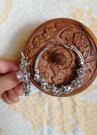 Очень классные серебристые серьги- кольца с камнями2 фото