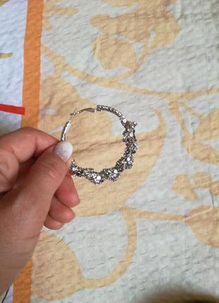 Очень классные серебристые серьги- кольца с камнями4 фото
