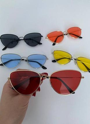 Солнцезащитные очки кошачий глаз 2022 красные в золотой металлической оправе