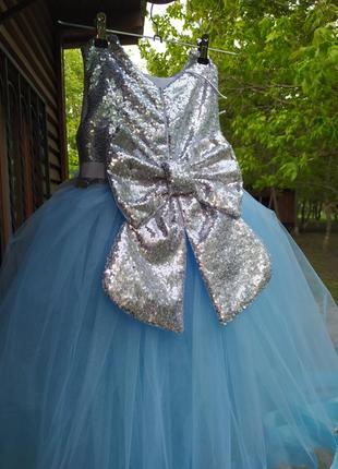 Блакитна голуба сукня платье патріотична фатинова бальна нарядна на 6 7 років6 фото