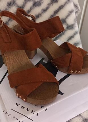 Стильні жіночі босоніжки на дерев'яна янній підошві new look