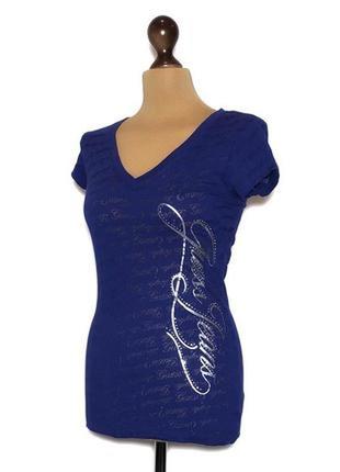 Классная футболка guess в красивом цвете