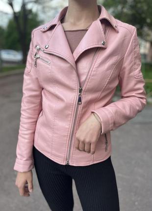 Шкіряна курточка косуха в рожевому кольорі