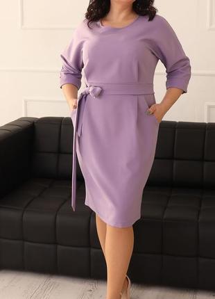 Нарядное полу-приталенное женское платье лаванда из костюмной ткани с поясом 50-56