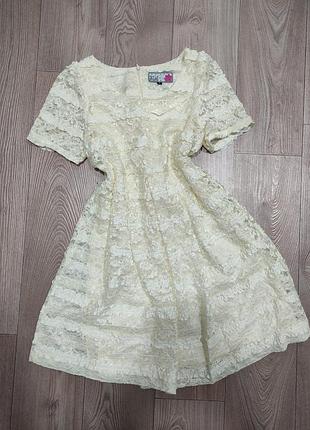 Кружевное платье с пайетками