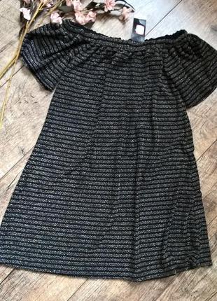 Новое платье с открытыми плечами и рукавом воланом с люрексом/черное