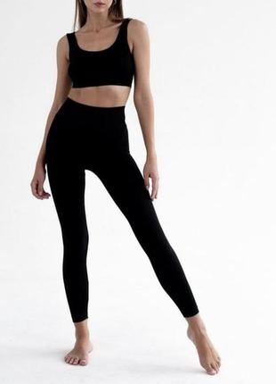 Безшовний комплект топ і лосіни чорного кольору
