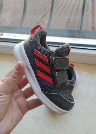 Оригінальні кросівки adidas
