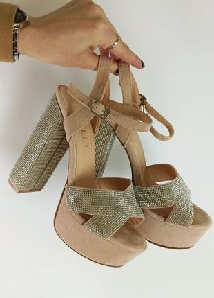 Босоножки на каблуке