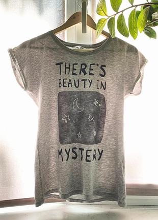 Футболка с принтом "there's beauty in mystery"