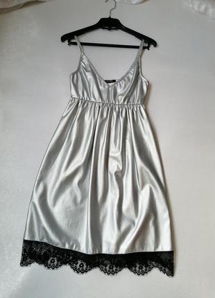 Сукня сарафан еко шкіра стрейч з красивим мереживом по подолу, дуже ефектно виглядає на білу футбо