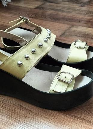 Босоніжки шкіряні