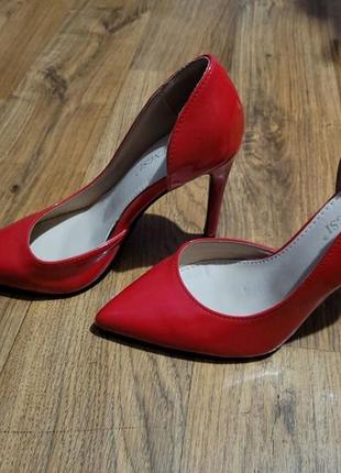 Червоні туфлі жіночі2 фото