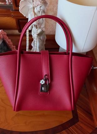 Красная небольшая сумка сумочка с милым замочком
