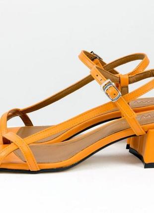 Кожаные элегантные босоножки оранжевого цвета на каблуке 4 см3 фото