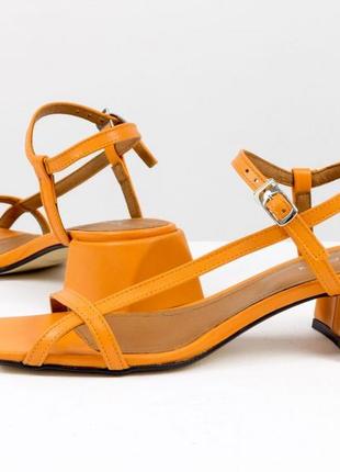 Кожаные элегантные босоножки оранжевого цвета на каблуке 4 см6 фото