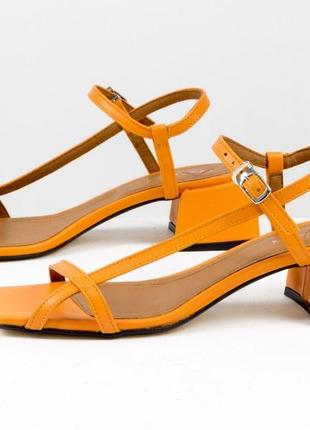 Кожаные элегантные босоножки оранжевого цвета на каблуке 4 см7 фото