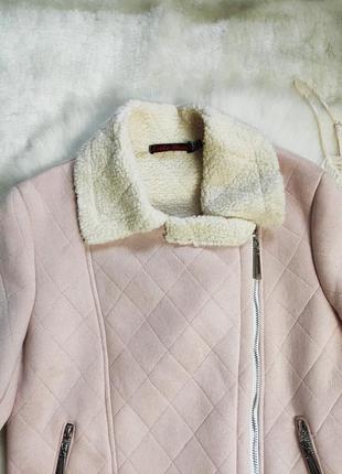 Розовая дубленка на овчине с белой овчиной замшевая теплая короткая куртка косуха estro8 фото