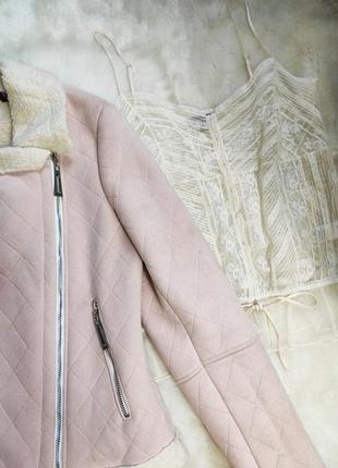 Розовая дубленка на овчине с белой овчиной замшевая теплая короткая куртка косуха estro7 фото