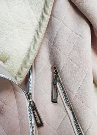 Розовая дубленка на овчине с белой овчиной замшевая теплая короткая куртка косуха estro10 фото